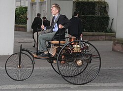 Réplica del automóvil patentado por Karl Benz