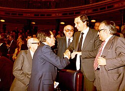 Adolfo Suárez felicita al ministro Rafael Calvo Ortega tras la aprobación del Estatuto de los Trabajadores