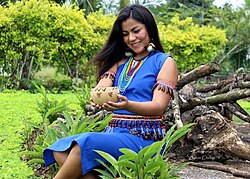 Mujer shuar con vestimenta tradicional y accesorios artesanales