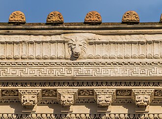 Detalle de la fachada y columnas de la Maison Carrée en Nimes
