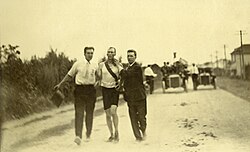 Hicks ayudado por sus compañeros durante la maratón de San Luis 1904