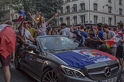 Aficionados franceses celebrando la victoria mundialista en París