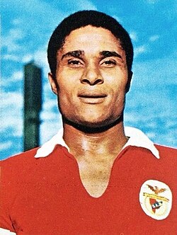 Retrato de Eusébio con la distinción de la Orden del Mérito de la FIFA