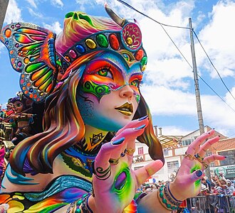 Vista panorámica de una comparsa en el Carnaval de Negros y Blancos