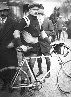 Omer Verschoore participando en la París-Roubaix de 1913