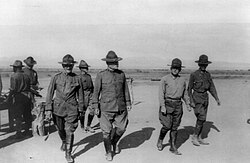 El general Pershing inspeccionando el campamento