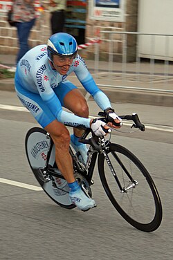 Davide Rebellin compitiendo sobre la bicicleta