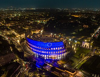Vista general y exterior del Coliseo en Roma