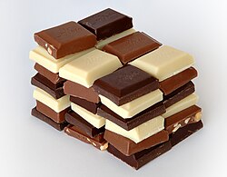 Variedades comunes de chocolate: negro, con leche y blanco.