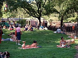 Parque público con personas
