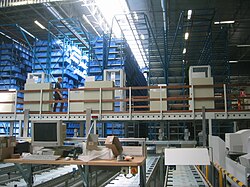 Almacén de mercancías con estanterías industriales.