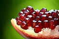 Fruta de granada abierta mostrando sus semillas.