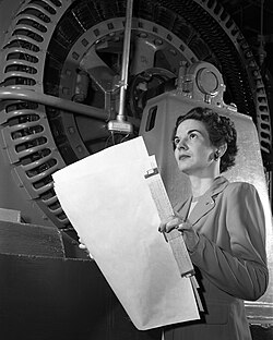 La ingeniera Kitty Joyner analizando una turbina