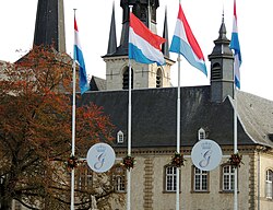 Varias banderas de Luxemburgo ondeando