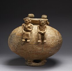 Olla de cerámica sinú con base anular y figuras sentadas