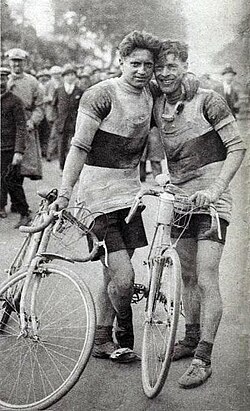 Llegada de la París-Tours 1926 con los ciclistas suizos Henri Suter primero y Kastor Notter segundo.