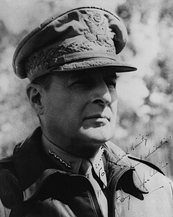 Fotografía dedicada por el general Douglas MacArthur a Chester Nimitz, tomada en 1943 o 1944