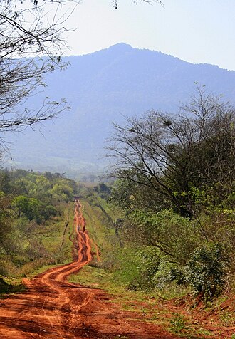 Camino de tierra hacia el cerro Tres Kandú