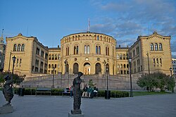 Fachada del Palacio del Storting en Oslo