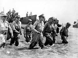 El general MacArthur desembarca en Leyte junto con su Estado Mayor