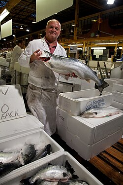 Conservación y venta de pescado en un mercado especializado de Londres