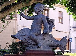 Escultura de Niño con pez situada en Portbou