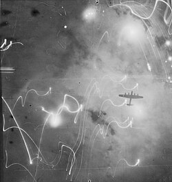 Avión militar en pleno vuelo nocturno
