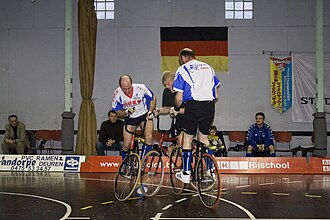 Jugadores de ciclobol en una cancha