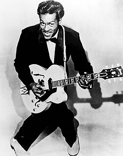 Chuck Berry tocando la guitarra en una presentación clásica de 1957