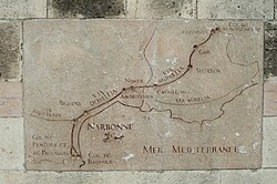 Placa conmemorativa moderna dedicada a la antigua ruta de la Via Domitia en Narbona.