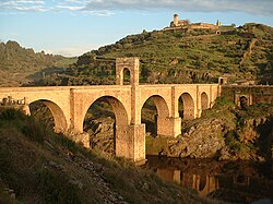 Puente de Alcántara sobre el río Tajo erigido durante su reinado.