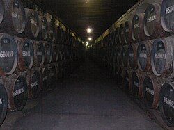 Interior de una bodega tradicional en El Puerto