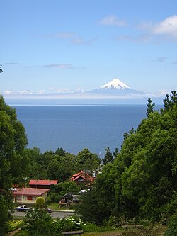 Vista del lago Llanquihue y el volcán Osorno