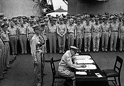 El general MacArthur firmando el acta de rendición de Japón a bordo del USS Missouri