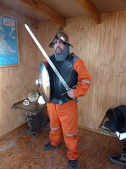 Visitante vestido de soldado español