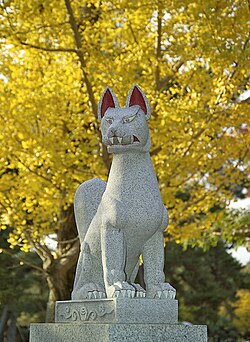 Escultura de kitsune en Japón