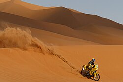 Vehículos y motocicletas compitiendo en el Rally Dakar