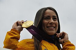 Mariana Pajón celebrando con su medalla de oro
