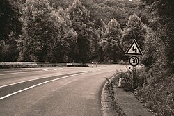 Curva con peralte en carretera