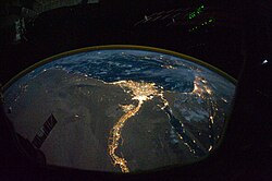 El Delta del Nilo iluminado por la noche visto desde el espacio