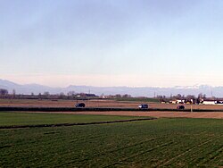 Val Padana en la provincia de Mantua con las montañas al fondo