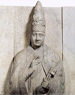 Efigie de la tumba de Bonifacio VIII con doble tiara en Florencia