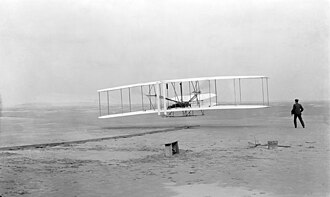Primer vuelo con motor de la historia