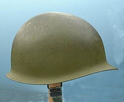 Casco militar clásico fabricado con materiales metálicos resistentes.