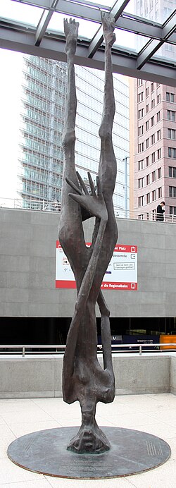 Escultura moderna dedicada a Giordano Bruno en Berlín
