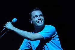 Tiziano Ferro actuando sobre un escenario