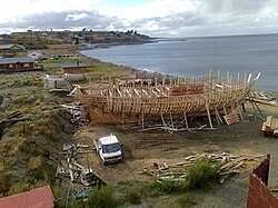 Vista de estribor de la réplica del HMS Beagle en construcción
