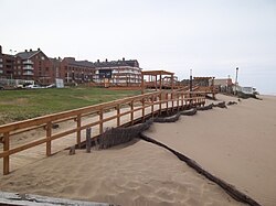 Rambla de madera en la zona de playa