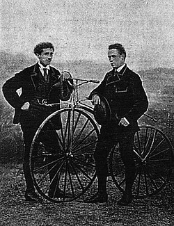 James Moore a la derecha y Jean-Eugène-André Castera a la izquierda tras la carrera París-Rouen de 1869