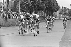 Ciclistas del equipo Televizier durante la contrarreloj del Tour de Francia 1966